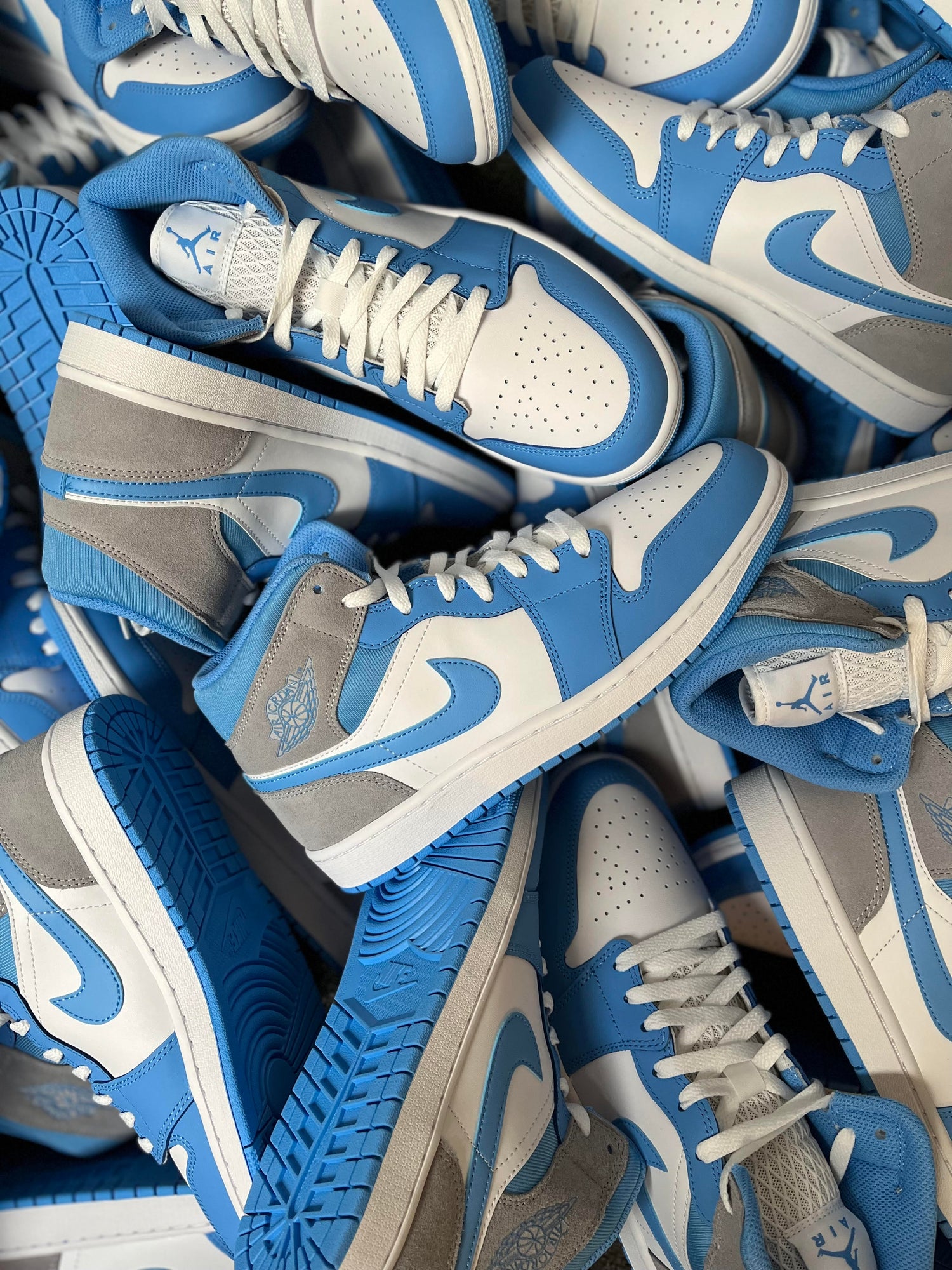 Air Jordan 1 Mid University Blue